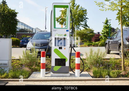 Amburgo, Germania. 19 giugno 2019. Un ultra-veloce ricarica colonna con fino a 350 kW potenza di caricamento sarà in piedi sul parcheggio del centro giardino "Garten von Ehren' in Harburg durante l'apertura del sito. L'operatore di soluzioni di ricarica "Allego' ha aperto il suo primo ad alte prestazioni posizione di ricarica per i veicoli elettrici in Germania. Il tempo di ricarica in questa colonna è a meno di 5 minuti per 100 km gamma. Credito: Georg Wendt/dpa/Alamy Live News Foto Stock