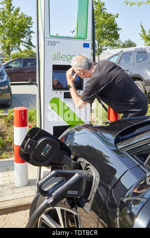 Amburgo, Germania. 19 giugno 2019. Una Jaguar I-ritmo è in piedi in un ultra-stazione di carica veloce con fino a 350 kW di potenza di carica durante un appuntamento Premere. L'operatore di soluzioni di ricarica "Allego' ha aperto il suo primo ad alte prestazioni posizione di ricarica per i veicoli elettrici in Germania sul parcheggio del centro giardino "Garten von Ehren' in Harburg. Il tempo di ricarica in questa colonna è a meno di 5 minuti per 100 km gamma. Credito: Georg Wendt/dpa/Alamy Live News Foto Stock