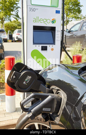 Amburgo, Germania. 19 giugno 2019. Una Jaguar I-ritmo è in piedi in un ultra-stazione di carica veloce con fino a 350 kW di potenza di carica durante un appuntamento Premere. L'operatore di soluzioni di ricarica "Allego' ha aperto il suo primo ad alte prestazioni posizione di ricarica per i veicoli elettrici in Germania sul parcheggio del centro giardino "Garten von Ehren' in Harburg. Il tempo di ricarica in questa colonna è a meno di 5 minuti per 100 km gamma. Credito: Georg Wendt/dpa/Alamy Live News Foto Stock