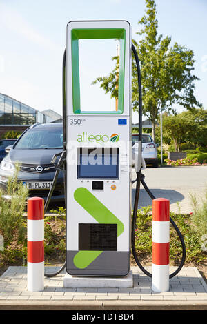 Amburgo, Germania. 19 giugno 2019. Un ultra-veloce ricarica colonna con fino a 350 kW potenza di caricamento sarà in piedi sul parcheggio del centro giardino "Garten von Ehren' in Harburg durante l'apertura del sito. L'operatore di soluzioni di ricarica "Allego' ha aperto il suo primo ad alte prestazioni posizione di ricarica per i veicoli elettrici in Germania. Il tempo di ricarica in questa colonna è a meno di 5 minuti per 100 km gamma. Credito: Georg Wendt/dpa/Alamy Live News Foto Stock