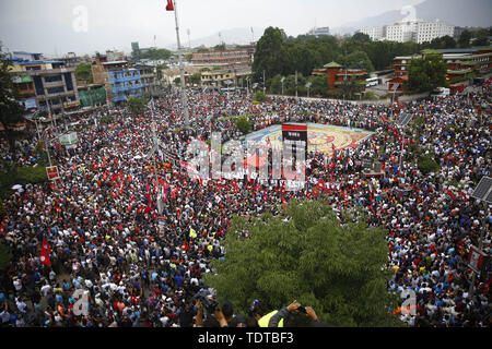 Kathmandu, Nepal. 19 giugno 2019. Migliaia di persone provenienti da tre città diverse e di casta, cultura e gruppo partecipare a un raduno di massa per protestare contro il disegno di legge Guthi a Kathmandu, Nepal Mercoledì, 19 giugno 2019. Il governo si ritira il controverso Guthi Bill attivisti ma desidera che il disegno di legge per essere scartato. Credito: Skanda Gautam/ZUMA filo/Alamy Live News Foto Stock