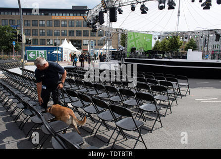 Dortmund, Germania. 19 giugno 2019. I posti a sedere di fronte al palco per l'apertura di servizio di culto presso l'East Gate sono ricercati per uno sniffer cane. In serata il XXXVII Chiesa protestante di Germania inizia il Congresso. Un buon 2000 eventi sono programmati fino a domenica, con numerosi politici e celebrità che partecipano. Credito: Bernd Thissen/dpa/Alamy Live News Foto Stock