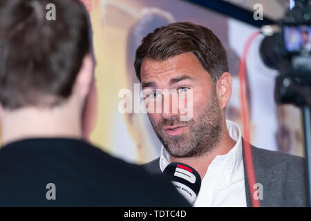 Londra, Regno Unito. Xix Jun, 2019. Eddie Hearn (sinistra) durante Matchroomboxing presenta Conor Benn vs Jussi Koivula - WBA Continental Welterweight Championship - Conferenza stampa al Courthouse Hotel Mercoledì, Giugno 19, 2019 a Londra, Regno Unito. (Solo uso editoriale, è richiesta una licenza per uso commerciale. Nessun uso in scommesse, giochi o un singolo giocatore/club/league pubblicazioni.) Credito: Taka G Wu/Alamy Live News Foto Stock