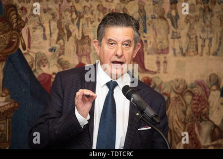 Ambasciatore francese Jean-Pierre Jouyet parla durante la presentazione della legione d'onore ai veterani britannici Patricia Davies e John Munnery, nella sua residenza, a Kensington, Londra, per il loro ruolo nella liberazione della Francia durante la Seconda Guerra Mondiale. Foto Stock