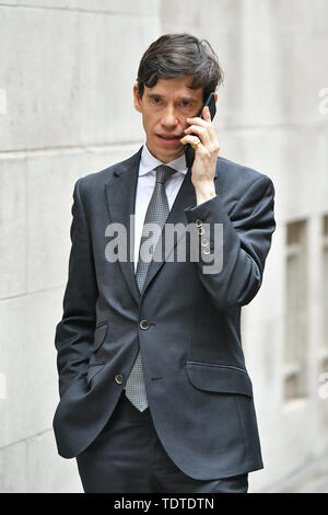 Direzione del partito conservatore contender Rory Stewart al di fuori della televisione Millbank Studios di Londra. Foto Stock