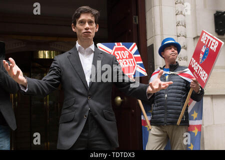 Direzione del partito conservatore contender Rory Stewart al di fuori della televisione Millbank Studios di Londra. Foto Stock