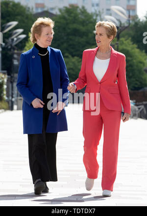 Ex presidente irlandese Dr Mary Robinson (sinistra) con l'attivista per i diritti umani Dr Kerry Kennedy al Forum mondiale sul clima giustizia caso a Glasgow Caledonian University di Glasgow, dove hanno affrontato portando il cambiamento climatico accademici. Foto Stock