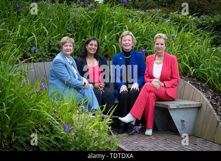 (Da sinistra a destra) principali e Vicecancelliere Prof Pamela Gillies, conference chair Prof Tahseen Jafry, ex presidente irlandese Dr Mary Robinson e attivista per i diritti umani Dr Kerry Kennedy al Forum mondiale sulla giustizia climatica evento presso la Glasgow Caledonian University di Glasgow. Foto Stock