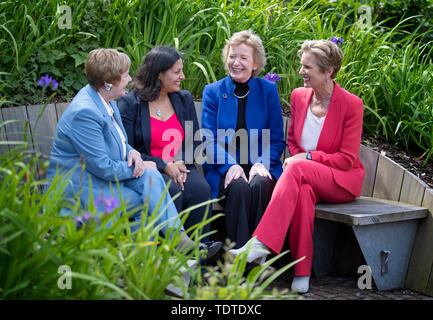 (Da sinistra a destra) principali e Vicecancelliere Prof Pamela Gillies, conference chair Prof Tahseen Jafry, ex presidente irlandese Dr Mary Robinson e attivista per i diritti umani Dr Kerry Kennedy al Forum mondiale sulla giustizia climatica evento presso la Glasgow Caledonian University di Glasgow. Foto Stock