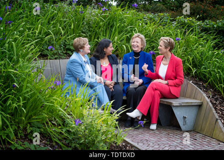 (Da sinistra a destra) principali e Vicecancelliere Prof Pamela Gillies, conference chair Prof Tahseen Jafry, ex presidente irlandese Dr Mary Robinson e attivista per i diritti umani Dr Kerry Kennedy al Forum mondiale sulla giustizia climatica evento presso la Glasgow Caledonian University di Glasgow. Foto Stock