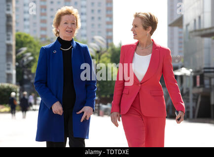 Ex presidente irlandese Dr Mary Robinson (sinistra) con l'attivista per i diritti umani Dr Kerry Kennedy al Forum mondiale sul clima giustizia caso a Glasgow Caledonian University di Glasgow, dove hanno affrontato portando il cambiamento climatico accademici. Foto Stock