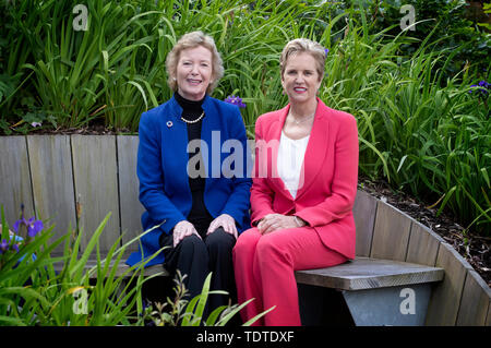 Ex presidente irlandese Dr Mary Robinson (sinistra) con l'attivista per i diritti umani Dr Kerry Kennedy al Forum mondiale sul clima giustizia caso a Glasgow Caledonian University di Glasgow, dove hanno affrontato portando il cambiamento climatico accademici. Foto Stock