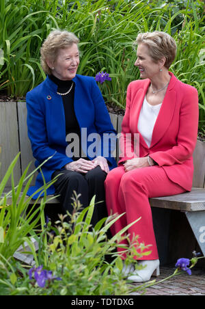 Ex presidente irlandese Dr Mary Robinson (sinistra) con l'attivista per i diritti umani Dr Kerry Kennedy al Forum mondiale sul clima giustizia caso a Glasgow Caledonian University di Glasgow, dove hanno affrontato portando il cambiamento climatico accademici. Foto Stock