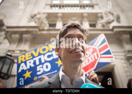 Direzione del partito conservatore contender Rory Stewart al di fuori della televisione Millbank Studios di Londra. Foto Stock