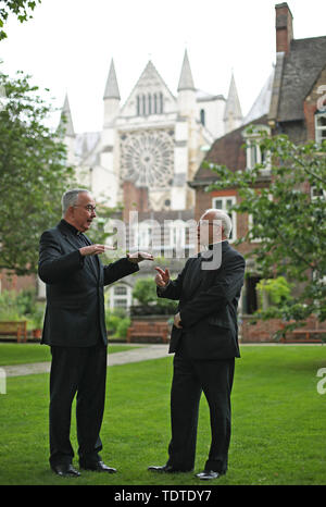 Il Decano uscente di Westminster, il molto reverendo dottor John Hall (sinistra), che va in pensione il 1 novembre dopo tredici anni a Westminster Abbey, con il molto reverendo dottor David Hoyle - che è stato nominato il nuovo decano di Westminster e sarà installato su 16 Novembre - durante una chiamata foto presso l'Abbazia di Westminster, Londra. Foto Stock