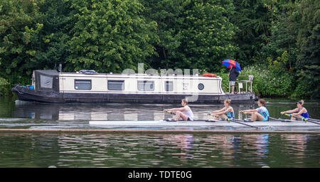 I rematori di passare un narrowboat sul fiume Tamigi vicino a Henley-on-Thames temporali hanno colpito il sud-est dell'Inghilterra. Foto Stock