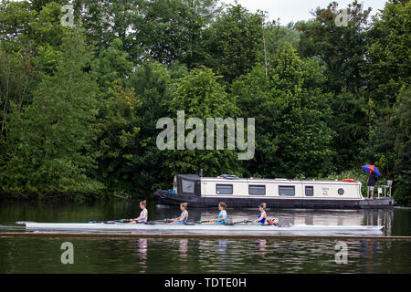 I rematori di passare un narrowboat sul fiume Tamigi vicino a Henley-on-Thames temporali hanno colpito il sud-est dell'Inghilterra. Foto Stock