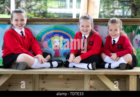 È sotto embargo per 0001 giovedì Giugno 20 alunni (da sinistra a destra) sorelle Kacie, 9, e Isla, 7, e Jorgia Carmagnola, 5, dal Chapelside scuola primaria, Airdrie, sedersi accanto ad alcune delle loro opere d'arte all'interno del gioco nuovo rifugio dedicata alla ex pupillo Alesha MacPhail. Foto Stock