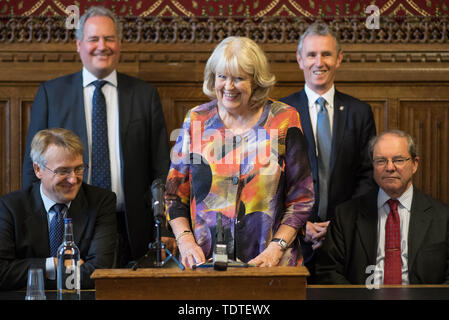 (Da sinistra a destra) Charles Walker, Bob Blackman, Dame Cheryl Gillan, Nigel Evans e Geoffrey Clifton-Brown annuncia i risultati del quarto scrutinio all'Tory scrutinio di leadership presso la sede del parlamento di Westminster a Londra. Foto Stock