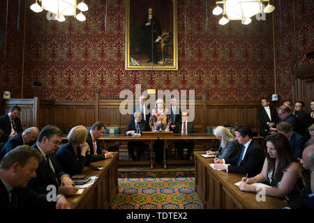 (Da sinistra a destra) Charles Walker, Bob Blackman, Dame Cheryl Gillan, Nigel Evans e Geoffrey Clifton-Brown annuncia i risultati del quarto scrutinio all'Tory scrutinio di leadership presso la sede del parlamento di Westminster a Londra. Foto Stock