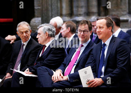 (Da sinistra a destra) ex primo ministro Tony Blair, ex primo ministro Gordon Brown, ex liberali democratici leader Nick Clegg e l ex Primo Ministro David Cameron durante un servizio di ringraziamento per la vita e il lavoro di ex gabinetto Signore Heywood presso l Abbazia di Westminster a Londra. Foto Stock