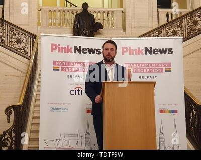 Leader SDLP Colonna Eastwood risolve il PinkNews estate la ricezione a Stormont. Foto Stock