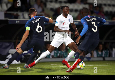 Inghilterra U21's Aaron Bissaka Wan battaglie per la palla con la Francia U21's Lucas Tousart (sinistra) e rapporto Fode Ballo-Toure durante UEFA Europei Under-21 campionato, gruppo C corrispondono a Dino Manuzzi di Cesena. Foto Stock