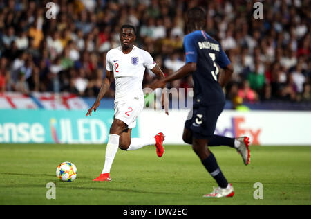 Inghilterra U21's Aaron Bissaka Wan (sinistra) e Francia U21's rapporto Fode Ballo-Toure battaglia per la sfera durante la UEFA Europei Under-21 campionato, gruppo C corrispondono a Dino Manuzzi di Cesena. Foto Stock