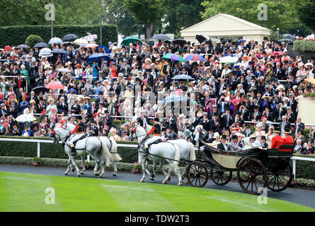 La regina Elisabetta II nel corteo reale durante il giorno due di Royal Ascot a Ascot Racecourse. Foto Stock