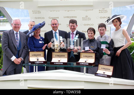 Richard Strohmeier (sinistra), Lin Chi-ling (destra) presenta jockey Oisin Murphy (seconda a sinistra), il trainer Andrew Balding (quarta a sinistra) e vincendo le connessioni con il trofeo dopo la vittoria al Queen's vaso con focoso Willoughby durante il giorno due di Royal Ascot a Ascot Racecourse. Foto Stock