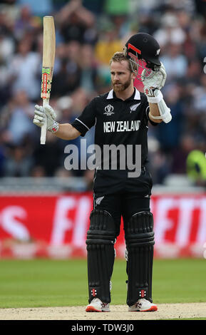 Kane Williamson, neozelandese, festeggia il suo secolo durante la partita di gruppo della Coppa del mondo di cricket ICC a Edgbaston, Birmingham. Foto Stock