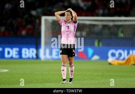 Scozia Rachel Corsie appare sconsolato dopo il fischio finale durante il FIFA Coppa del Mondo femminile, Gruppo D corrisponde al Parc des Princes, Parigi. Foto Stock