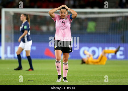 Scozia Rachel Corsie appare sconsolato dopo il fischio finale durante il FIFA Coppa del Mondo femminile, Gruppo D corrisponde al Parc des Princes, Parigi. Foto Stock