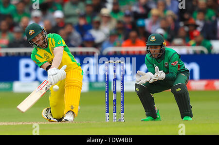 Australia David Warner pipistrelli durante l'ICC Cricket World Cup group stage corrispondono a Trent Bridge, Nottingham. Foto Stock