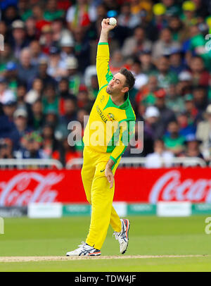 Il Glenn Maxwell Bowls in Australia durante la partita di gruppo della Coppa del mondo di cricket ICC al Trent Bridge di Nottingham. Foto Stock