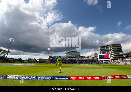 Australia Marcus Stoinis testate sopra il passo durante la ICC Cricket World Cup group stage corrispondono a Trent Bridge, Nottingham. Foto Stock