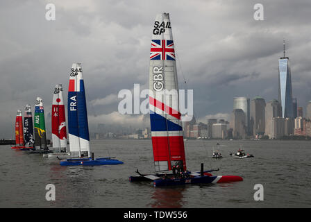 Le sei squadre SailGP, tra cui la Gran Bretagna Team SailGP skipper da Dylan Fletcher, vengono ormeggiate che si affaccia la One World Trade Center durante una sessione di prove libere in vista del CASO 3 Stagione 1 SailGP evento nella città di New York. Foto Stock