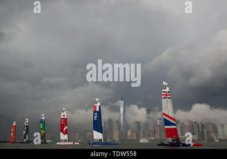 Le sei squadre SailGP, tra cui la Gran Bretagna Team SailGP skipper da Dylan Fletcher, vengono ormeggiate che si affaccia la One World Trade Center durante una sessione di prove libere in vista del CASO 3 Stagione 1 SailGP evento nella città di New York. Foto Stock