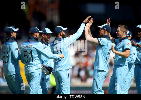 L'Inghilterra del Moeen Ali (centro) celebra tenendo il paletto di Sri Lanka di Kusal Perera durante l'ICC Cricket World Cup group stage corrispondono a Headingley, Leeds. Foto Stock