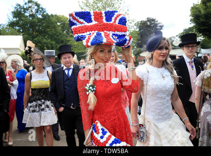 Miss Natalia spiaggia durante il giorno quattro di Royal Ascot a Ascot Racecourse. Foto Stock