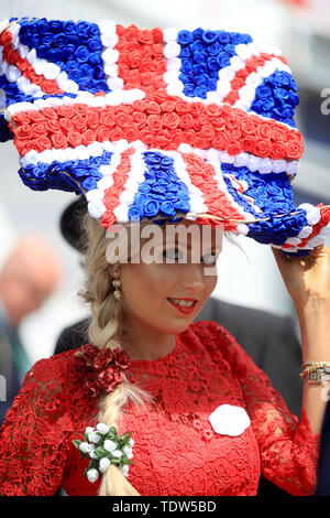 Miss Natalia spiaggia durante il giorno quattro di Royal Ascot a Ascot Racecourse. Foto Stock