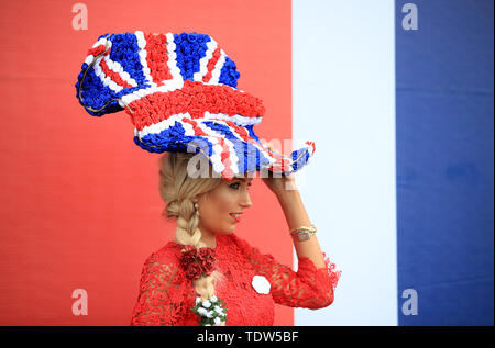 Miss Natalia spiaggia dal Surrey durante il giorno quattro di Royal Ascot a Ascot Racecourse. Foto Stock