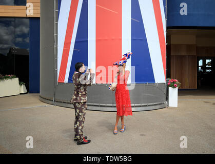 Miss Natalia spiaggia dal Surrey durante il giorno quattro di Royal Ascot a Ascot Racecourse. Foto Stock