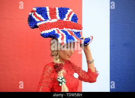 Miss Natalia spiaggia dal Surrey durante il giorno quattro di Royal Ascot a Ascot Racecourse. Foto Stock