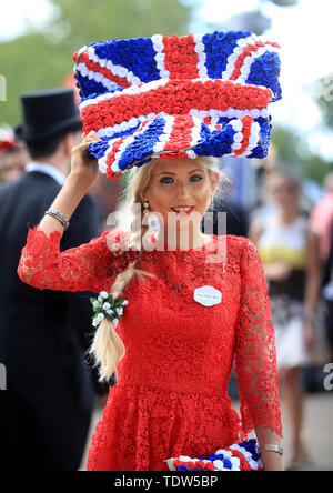 Miss Natalia spiaggia dal Surrey durante il giorno quattro di Royal Ascot a Ascot Racecourse. Foto Stock