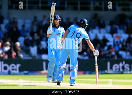 L'Inghilterra del Ben Stokes (sinistra) festeggia il suo mezzo secolo durante la ICC Cricket World Cup group stage corrispondono a Headingley, Leeds. Foto Stock