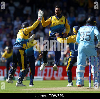 Sri Lanka di Dhananjaya de Silva (centro) celebra tenendo il paletto di Inghilterra del Adil Rashid durante l'ICC Cricket World Cup group stage corrispondono a Headingley, Leeds. Foto Stock