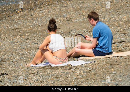 Aberystwyth Wales UK, mercoledì 19 giugno 2019 UK Meteo:dopo giorni di unseasonal heavy rain e grigio cielo nuvoloso, il sole fa un aspetto di benvenuto, e richiama gente torna alla spiaggia e al lungomare di Aberystwyth su Cardigan Bay costa, West Wales Photo credit: keith morris/Alamy Live News Credito: keith morris/Alamy Live News Foto Stock