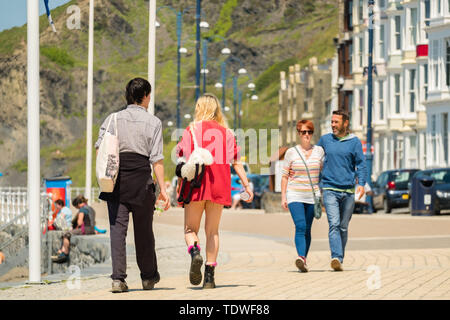 Aberystwyth Wales UK, mercoledì 19 giugno 2019 UK Meteo:dopo giorni di unseasonal heavy rain e grigio cielo nuvoloso, il sole fa un aspetto di benvenuto, e richiama gente torna alla spiaggia e al lungomare di Aberystwyth su Cardigan Bay costa, West Wales Photo credit: keith morris/Alamy Live News Credito: keith morris/Alamy Live News Foto Stock