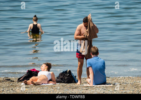 Aberystwyth Wales UK, mercoledì 19 giugno 2019 UK Meteo:dopo giorni di unseasonal heavy rain e grigio cielo nuvoloso, il sole fa un aspetto di benvenuto, e richiama gente torna alla spiaggia e al lungomare di Aberystwyth su Cardigan Bay costa, West Wales Photo credit: keith morris/Alamy Live News Credito: keith morris/Alamy Live News Foto Stock